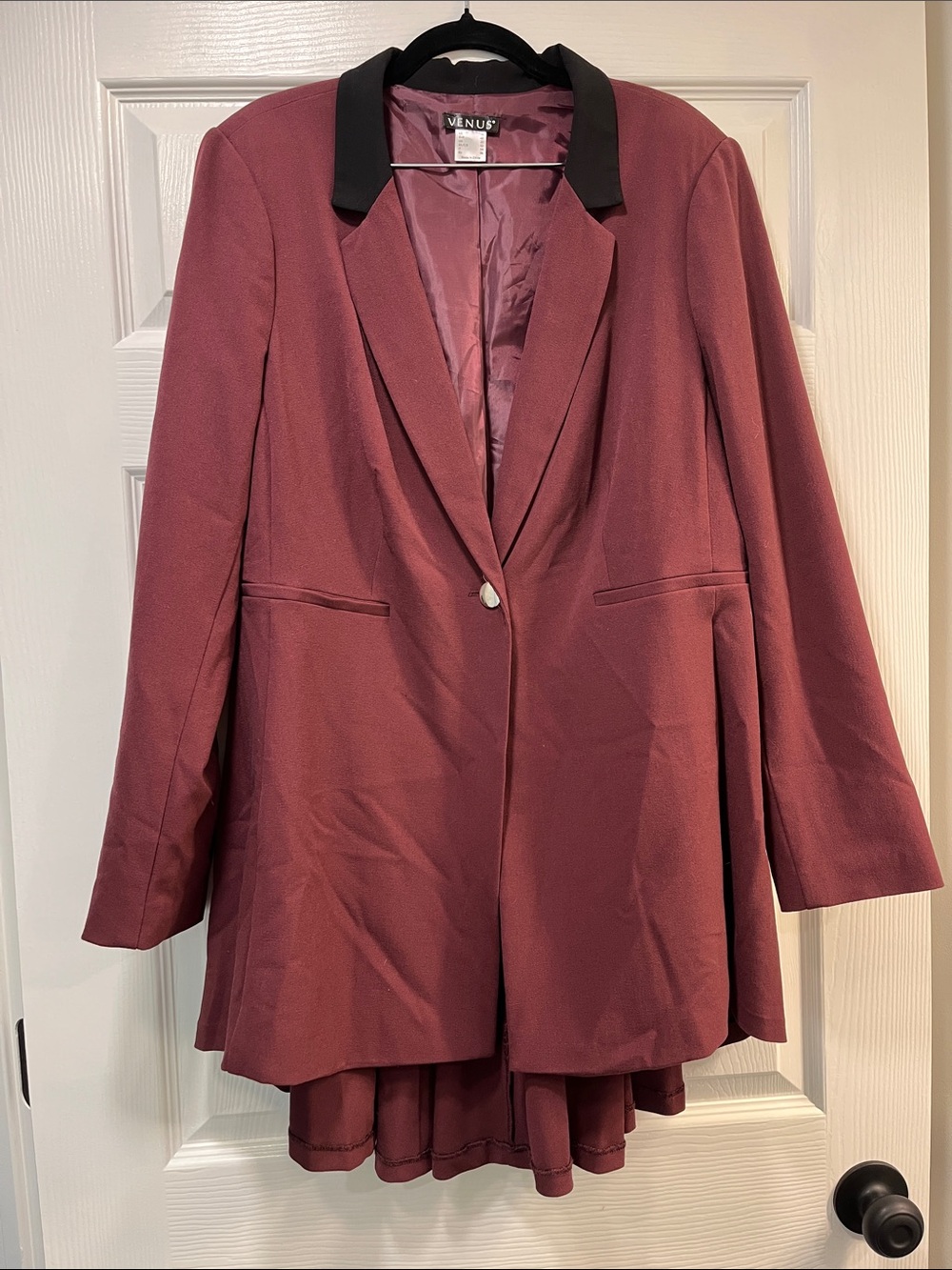 VENUS Mauve Plum Blazer with Black Collar